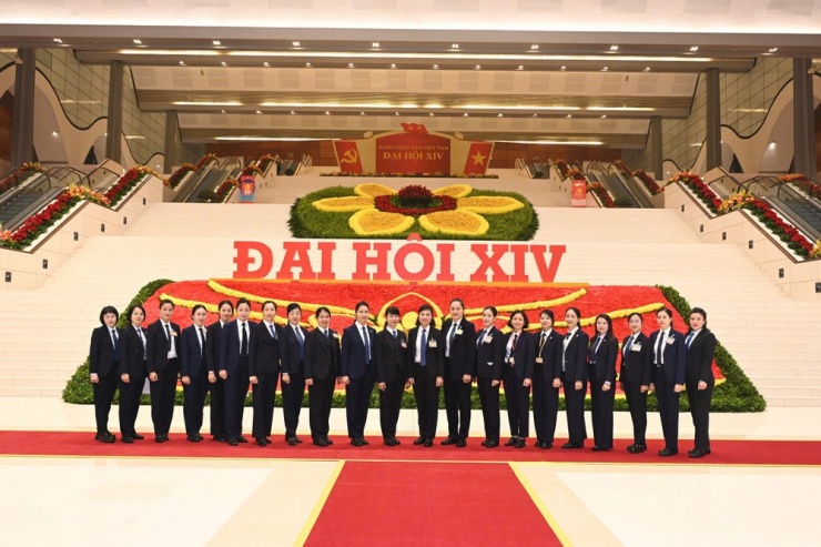 Đội hình nữ chiến sỹ Cảnh vệ tham gia bảo vệ Đại hội Đại biểu toàn quốc lần thứ XIV của Đảng