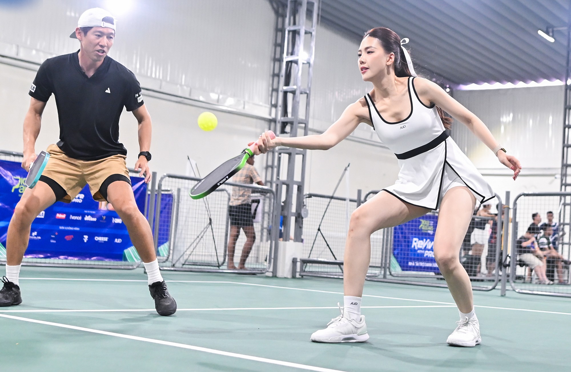 “Tôi và đồng đội hầu như chưa tập chung trước giải nên vào thi đấu chưa có sự ăn ý, bắt nhịp không tốt nên dừng bước sớm. Mặc dù vậy, việc được thi đấu, đối đầu với các tay vợt chuyên nghiệp giúp tôi tiến bộ rất nhiều. Tôi học được các đường bóng khác biệt của họ, các chiến thuật cũng như sự tập trung, qua đó tôi được truyền cảm hứng và yêu thích pickleball hơn”, nàng hậu nói.