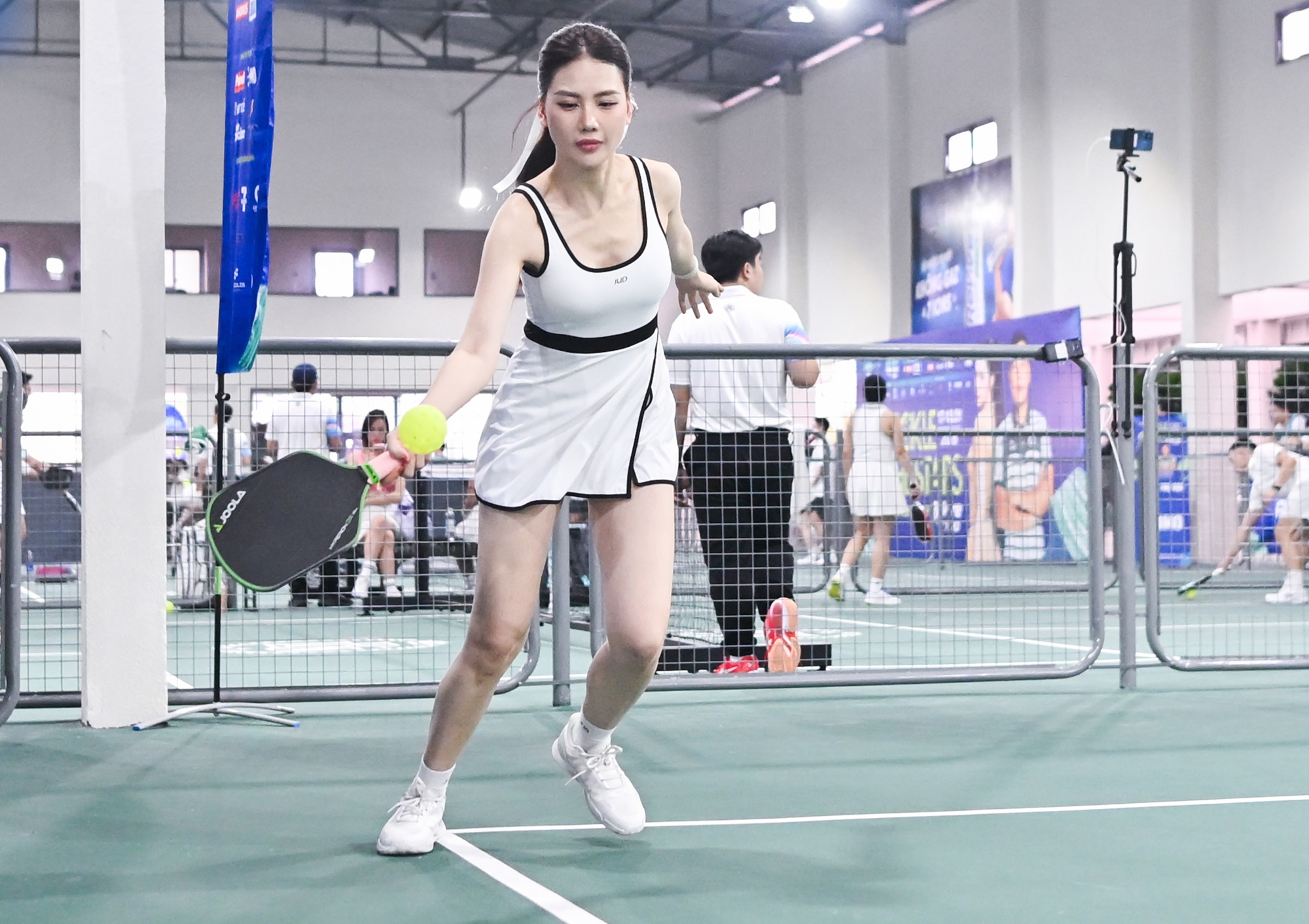 Được biết, Bùi Quỳnh Hoa chỉ mới đến với pickleball vào cuối năm 2025 nhưng đã cho thấy sự tiến bộ ấn tượng. Người đẹp cho biết đây là bộ môn có tính giải trí cao và giảm cân tốt.