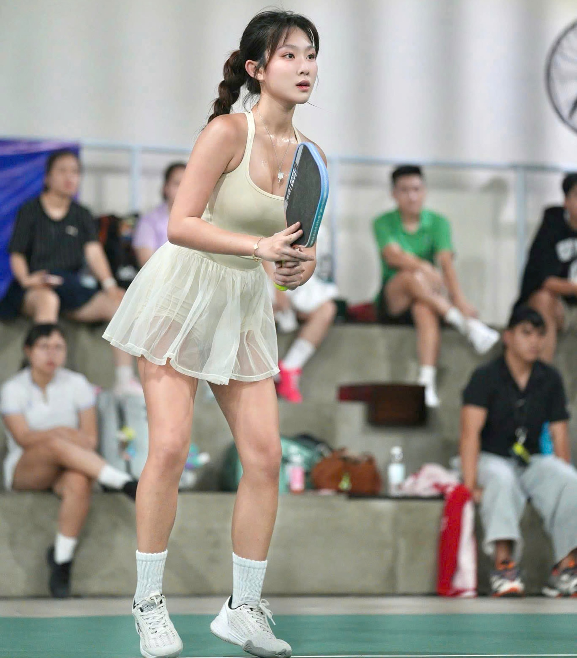 Một gương mặt cũng nhận rất nhiều sự chú ý ở giải đấu này là Kim. Cô gái có biệt danh Kim “vén váy” tranh tài ở nội dung đôi nữ 5.0. Đáng tiếc cô và đồng đội rơi vào bảng đấu khá nặng, không thể tiến sâu.