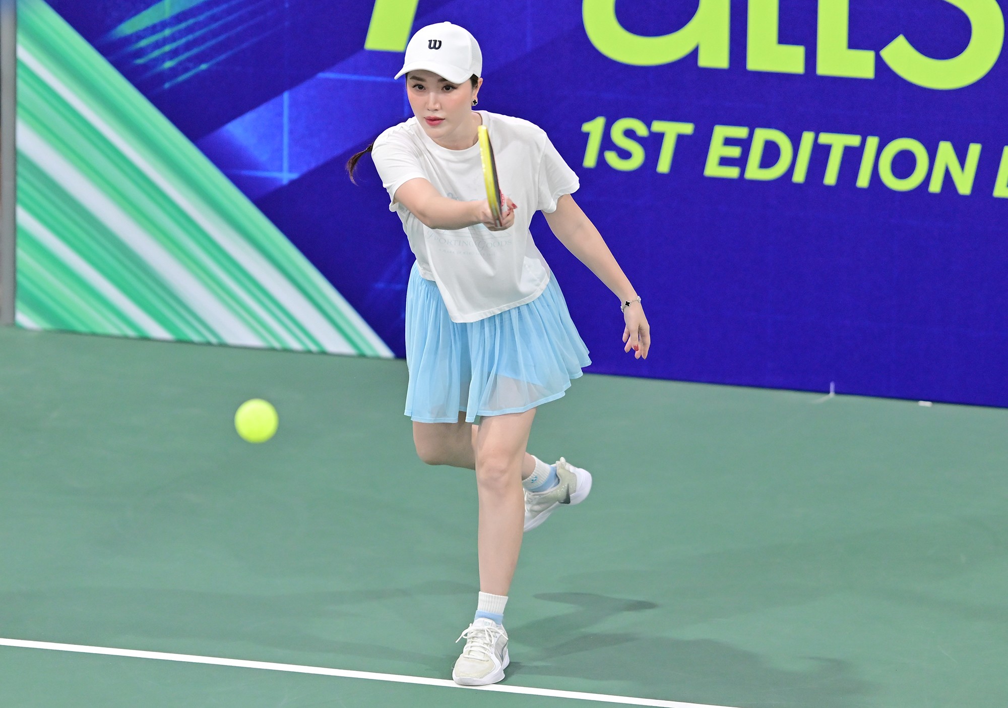 Một trong những cặp đấu nhận được sự quan tâm nhất là ca sĩ Bảo Thy và tay vợt hàng đầu Việt Nam Trương Vinh Hiển. Dù có lần hiếm hoi đánh cặp ở nội dung “pro – celeb”, cả hai đã phối hợp khá ăn ý để lọt vào top 8. Đặc biệt ở tứ kết, đôi Bảo Thy – Vinh Hiển đã có màn so tài rất hay với đôi Lý Hoàng Nam – Hương Giang.