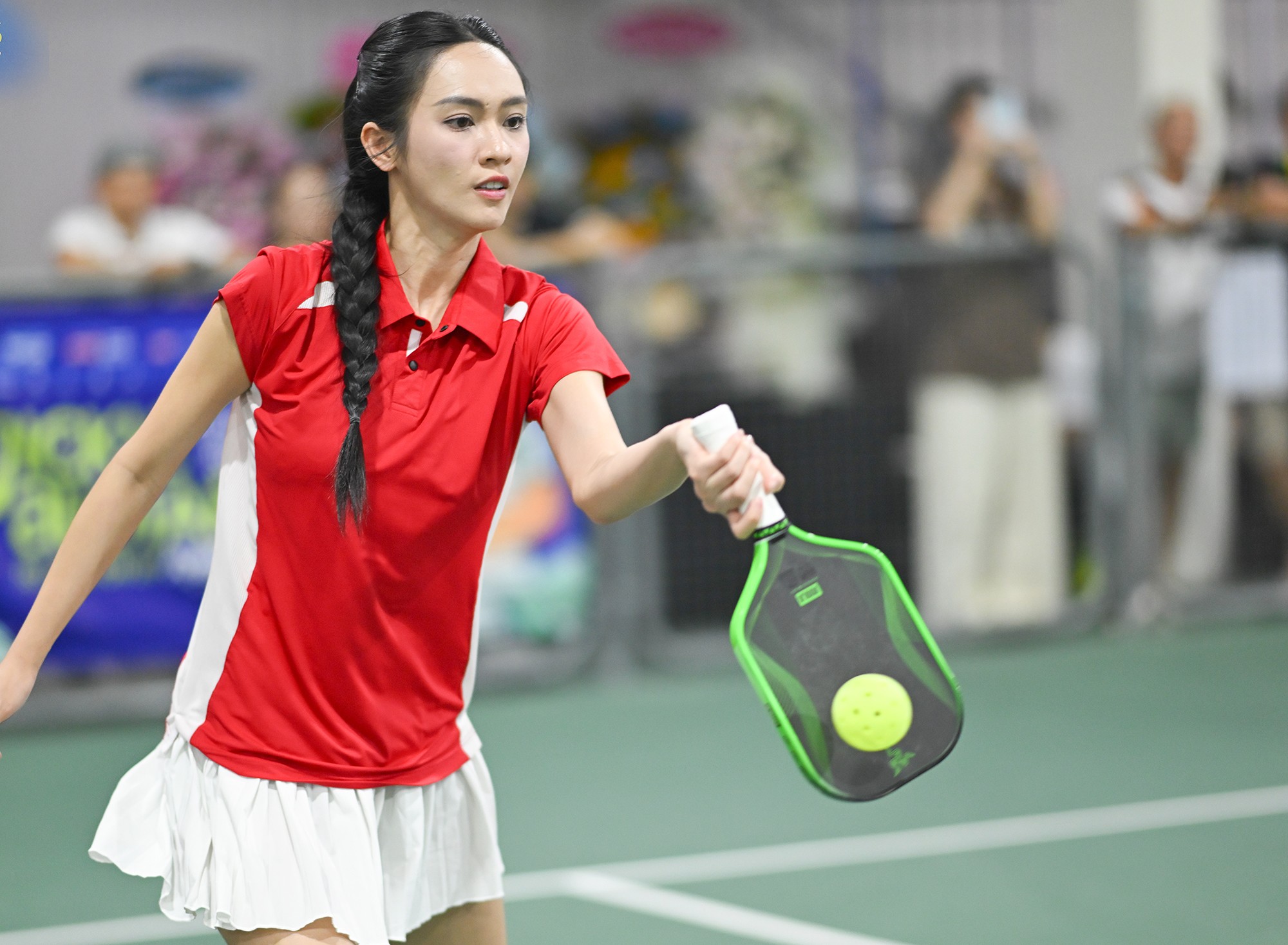 “Tôi đã tham gia khoảng 6-7 giải nhưng hầu như toàn thua sớm, chỉ một lần được hạng 3 vào năm ngoái. Điểm yếu lớn nhất của tôi là về tâm lý. Trong khi đối với một tay vợt nữ đánh đôi như tôi rất cần sự ổn định và chắc chắn. Tôi sẽ tập luyện nhiều hơn để cải thiện điểm yếu của mình”, Thúy Quỳnh chia sẻ.