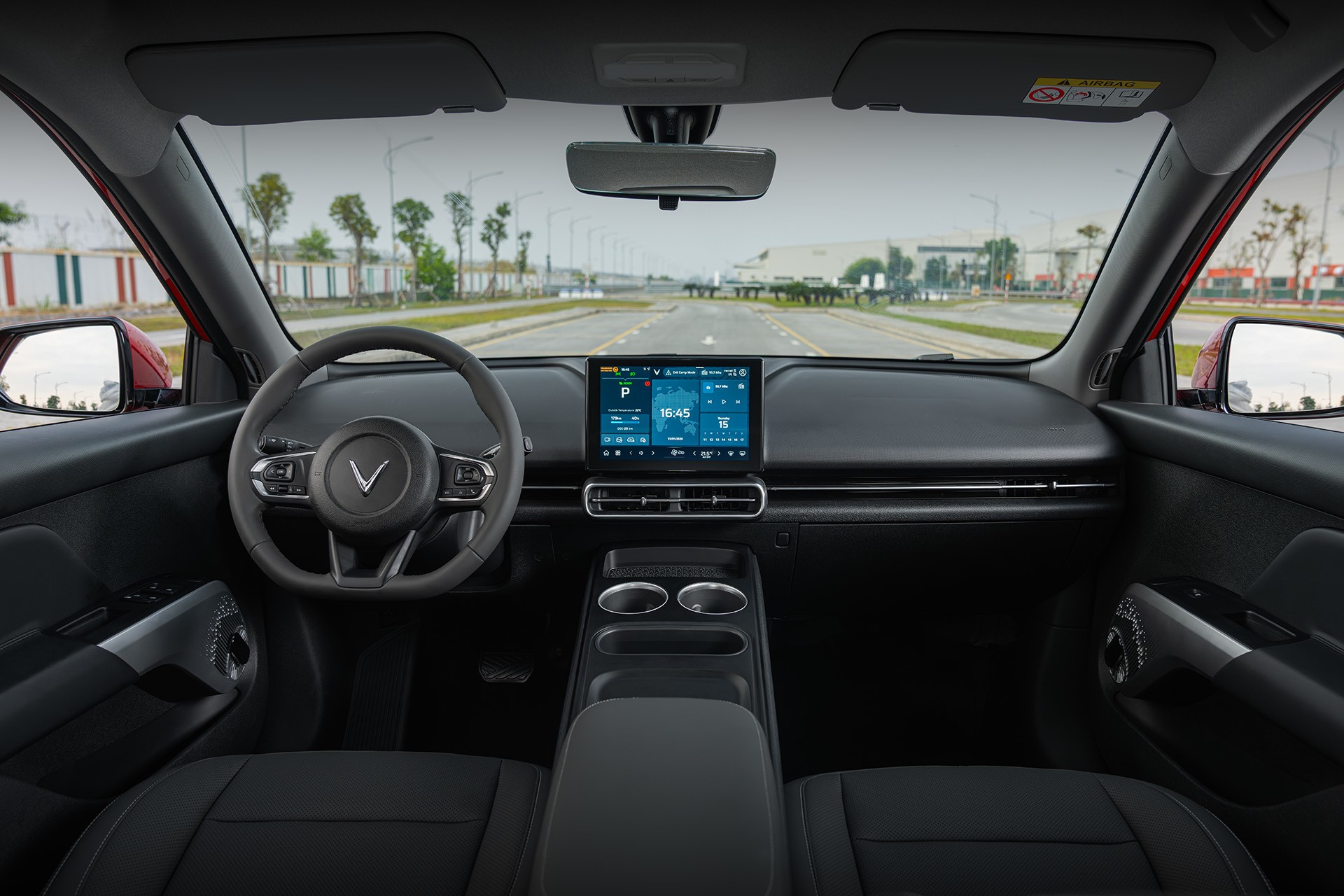 Khoang lái được thiết kế hiện đại và tiện nghi với vô-lăng D-Cut bọc da.