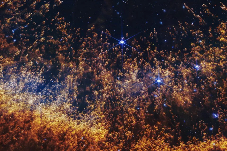 Webb cho thấy những cụm giống sao chổi, gió sao dữ dội và các lớp khí được giải phóng từ một ngôi sao đang chết tương tác với môi trường xung quanh.