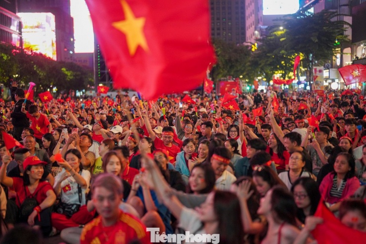 Tầm 19h, không khí tại phố đi bộ Nguyễn Huệ trở nên sôi động, rực rỡ sắc màu cờ đỏ sao vàng. Các cổ động viên có mặt từ sớm, mang theo trống, kèn, băng rôn, cờ Tổ quốc cùng những khẩu hiệu quen thuộc để tiếp thêm tinh thần cho các “chiến binh sao vàng”.