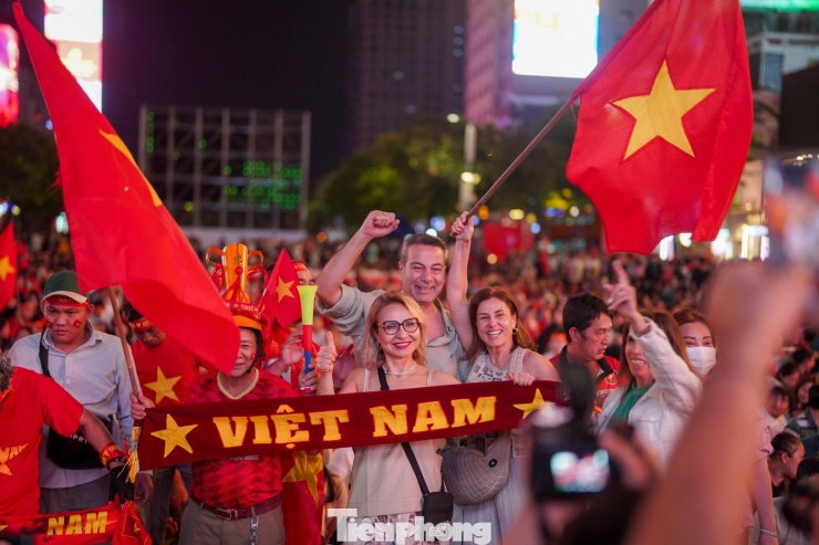 Du khách nước ngoài hòa cùng không khí cuồng nhiệt.