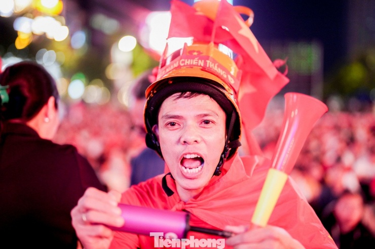 Một cổ động viên cuồng nhiệt cùng tiếng hò reo.