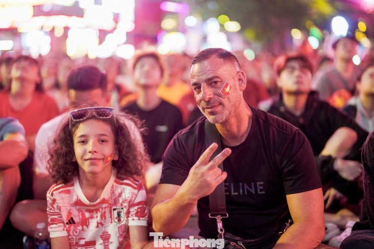 Hai bố con du khách người Pháp ủng hộ đội U23 Việt Nam và tin rằng U23 Việt Nam sẽ giành chiến thắng trước U23 Trung Quốc.