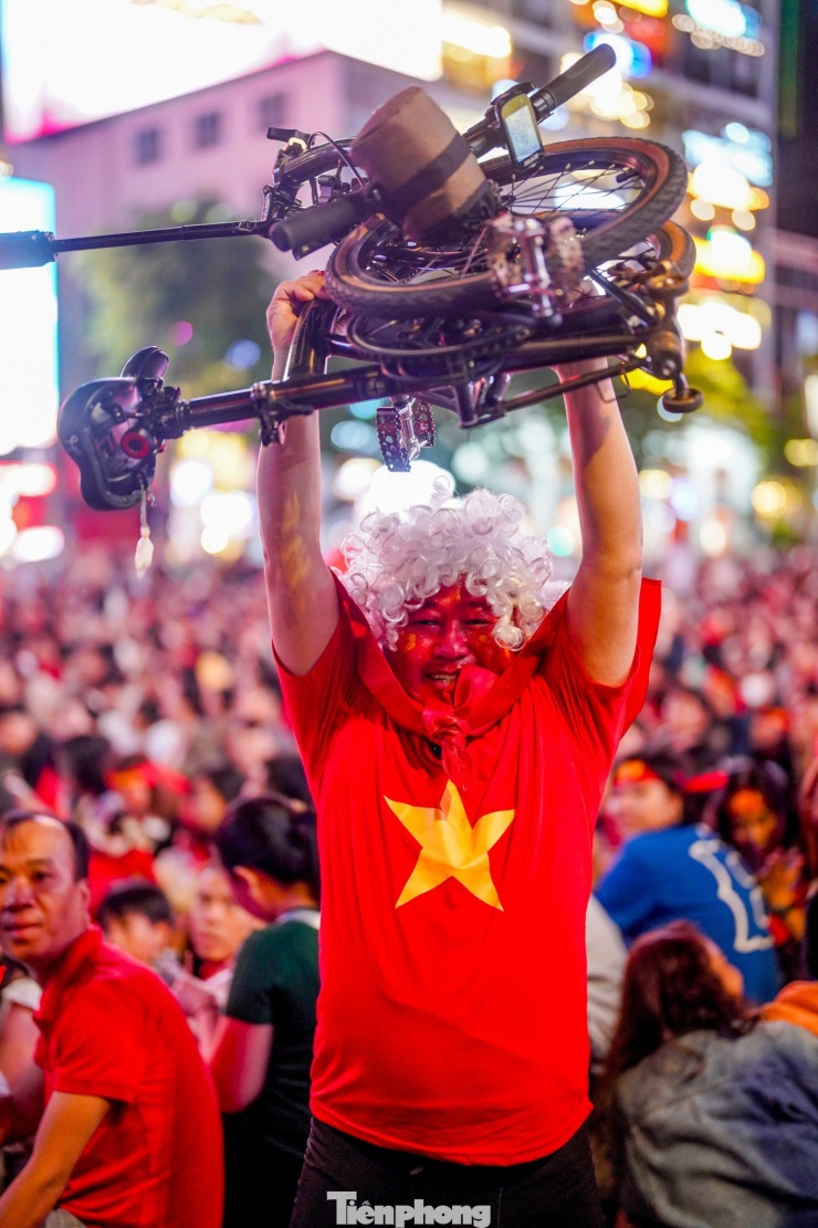 Anh Nguyễn Thái Hoàng đạp xe từ phường Tân Bình lên để cổ vũ đội tuyển.