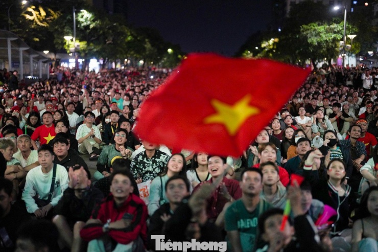 Từ đầu hiệp 2, khán giả mong chờ sự khởi sắc trong lối chơi của đội nhà.