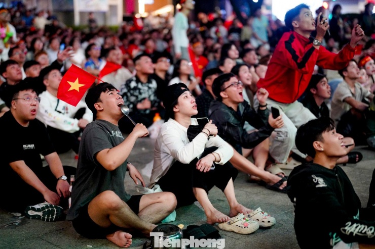 Tuy nhiên, từ quả phạt góc phút 48, bóng hướng đến cột gần và Peng Xiao đã đánh đầu tung lưới thủ thành Trung Kiên. Lần đầu tiên tại giải đấu, U23 Việt Nam bị dẫn trước.