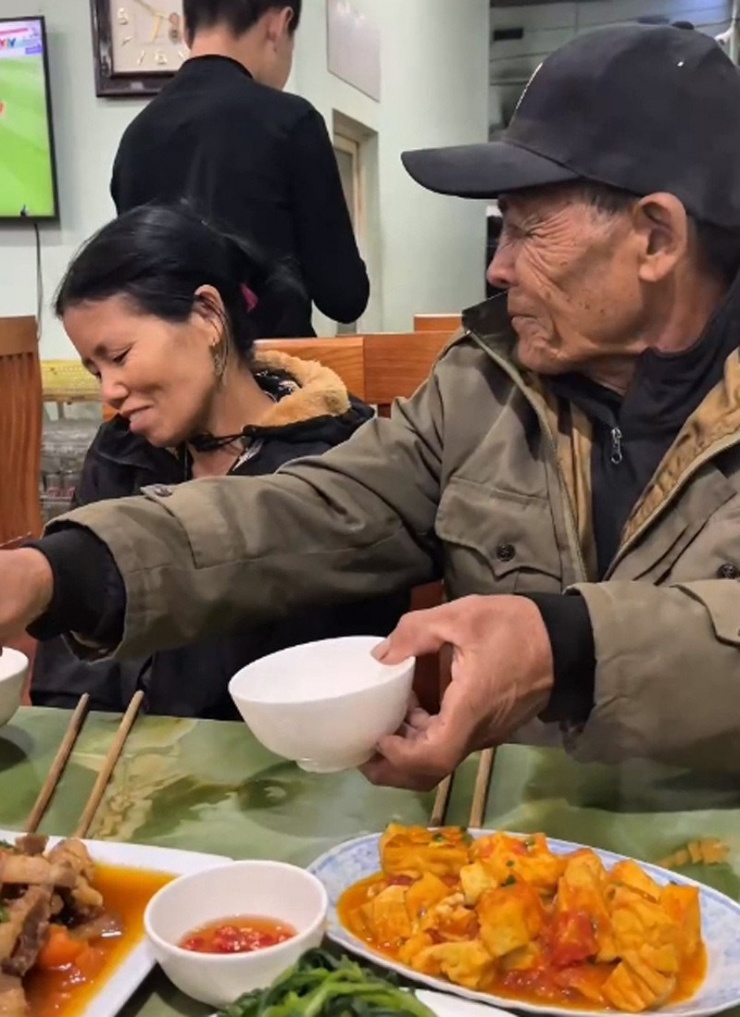 Ông Lừ thành công rước người phụ nữ quen qua mạng về nhà&nbsp;