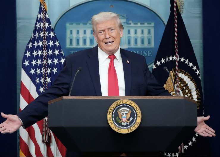 Ông Donald Trump ẩn ý có “cách khác” kiểm soát Greenland - 1