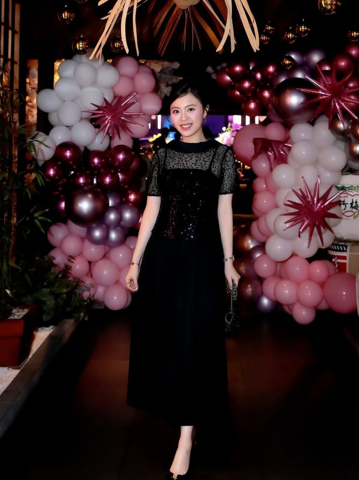 Một lần đi tiệc mới đây, Ruby Nguyễn - cháu nội doanh nhân Nguyễn Thị Sơn, người sáng lập Tập đoàn Sơn Kim - diện đầm đen từ thương hiệu nội địa với giá 1.350.000 đồng.