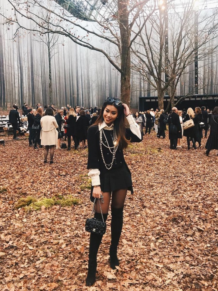 Chiếc túi của tiểu thư gia tộc Sơn Kim từng theo "công chúa hàng hiệu" Tiên Nguyễn tới dự show Chanel hồi tháng 3/2018. Ái nữ nhà doanh nhân Johnathan Hạnh Nguyễn cũng chọn xiêm y gam đen chủ đạo nhưng phối đồ trẻ trung, cá tính hơn.