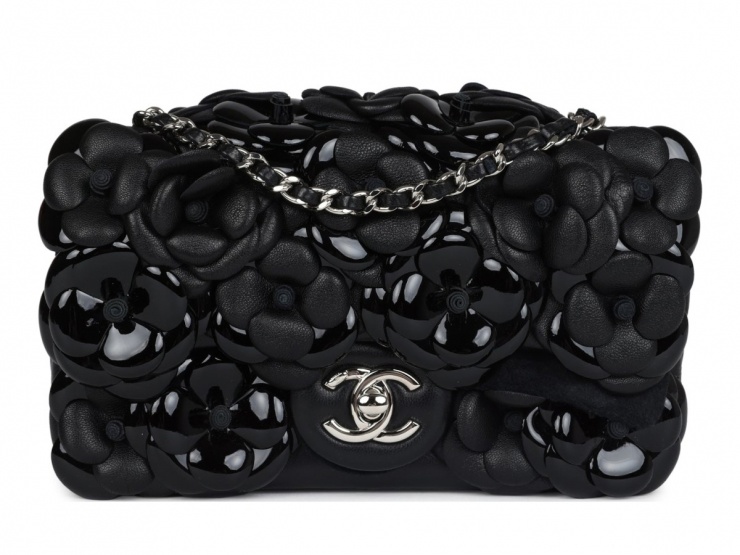 Thiết kế chiếm được cảm tình của hai nàng rich kid là Chanel Camellia đính họa tiết hoa 3D sinh động, tiêu tốn 8.000 USD (211 triệu đồng).