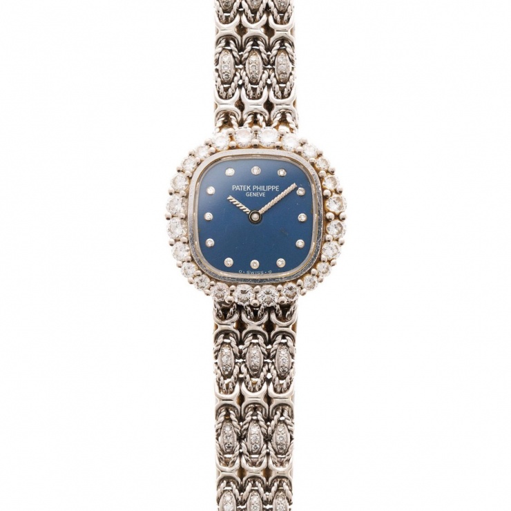 Đắt đỏ nhất trên set đồ của Ruby Nguyễn là đồng hồ Patek Philippe dòng Golden Ellipse đính kim cương, được bán ở mức 19.500 USD (514,5 triệu đồng).