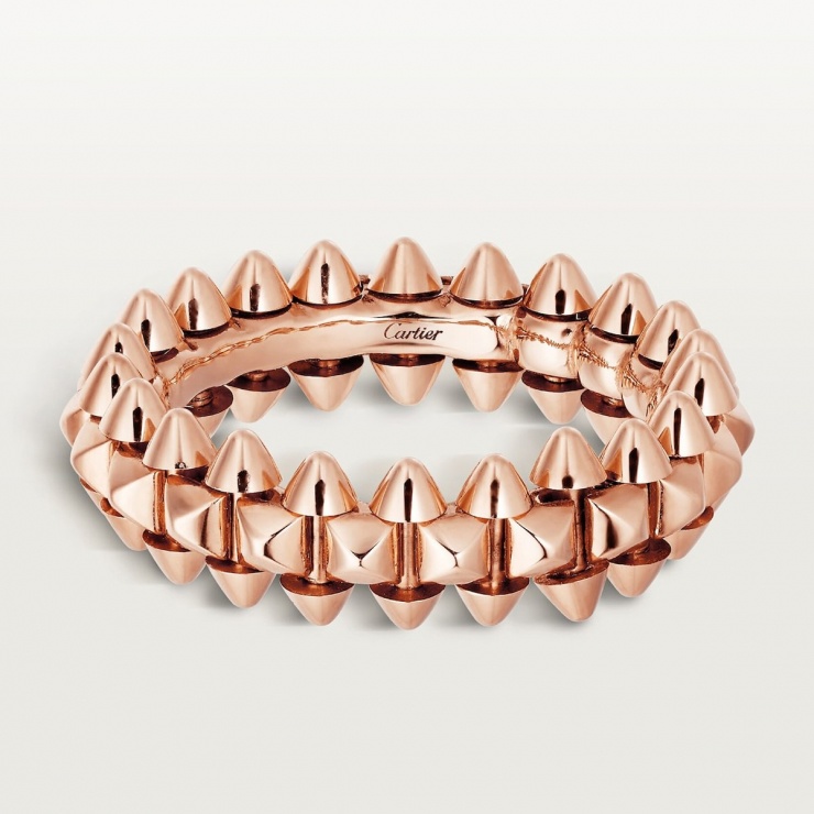 Nhan sắc Gen Z chọn thêm chiếc nhẫn Clash de Cartier vàng hồng 2.850 USD (hơn 75 triệu đồng) bên cạnh nhẫn đính hôn với viên kim cương cỡ lớn.