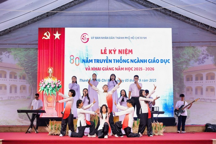 Học sinh Trường THPT chuyên Lê Hồng Phong trong lễ khai giảng năm học 2025-2026. Ảnh: Fanpage nhà trường