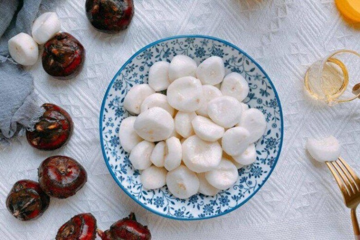 Hiện nay, mã thầy được bán khá phổ biến trên thị trường. Củ chưa gọt vỏ có giá khoảng 35.000–50.000 đồng/kg. Với loại đã sơ chế sạch, đóng gói sẵn, giá bán có thể lên tới 70.000–80.000 đồng/kg, được nhiều người thành phố ưa chuộng.