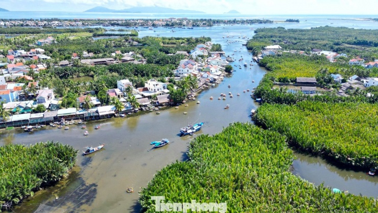 Cẩm Thanh sở hữu một vị trí địa lý và hệ sinh thái hiếm có, là điểm giao thoa của du lịch đường thủy khi tiếp giáp hệ sinh thái cửa sông và bờ biển.