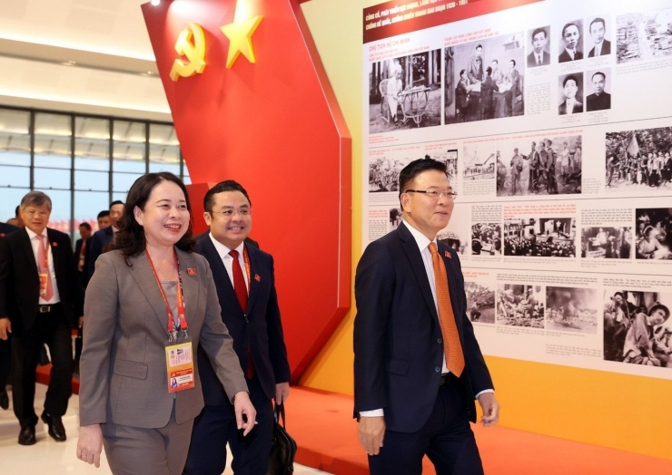 Các đại biểu đến dự phiên thảo luận tại hội trường về các Văn kiện Đại hội XIV của Đảng, sáng 21/1/2026.