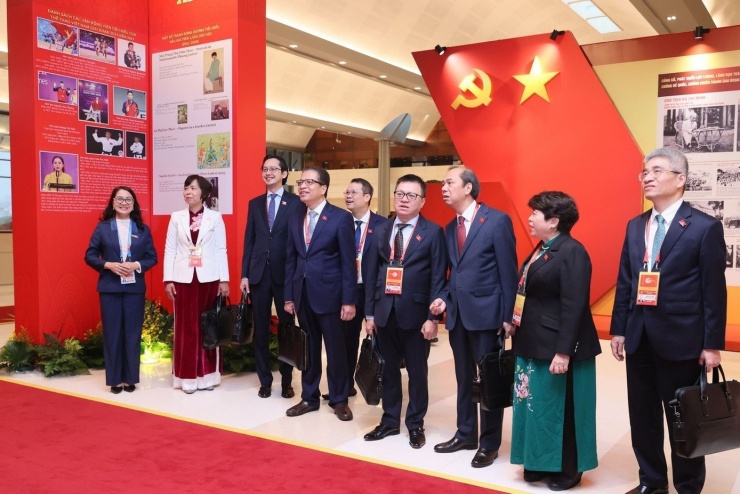 Các đại biểu đến tham dự phiên thảo luận tại hội trường về các văn kiện Đại hội XIV của Đảng.