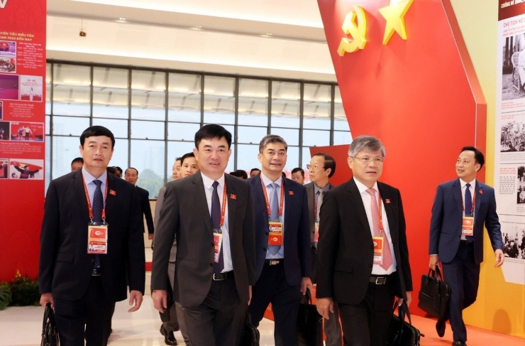 Các đại biểu đến tham dự phiên thảo luận tại hội trường về các văn kiện Đại hội XIV của Đảng.