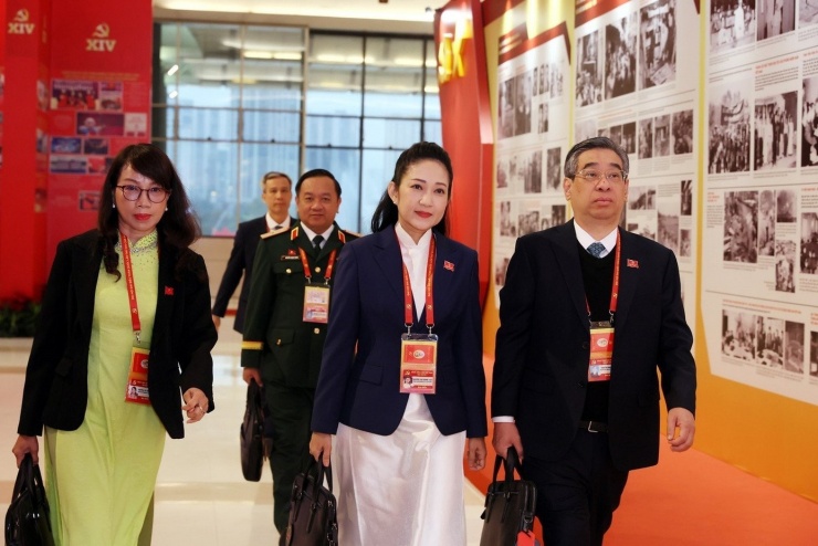 Các đại biểu đến tham dự phiên thảo luận tại hội trường về các văn kiện Đại hội XIV của Đảng.