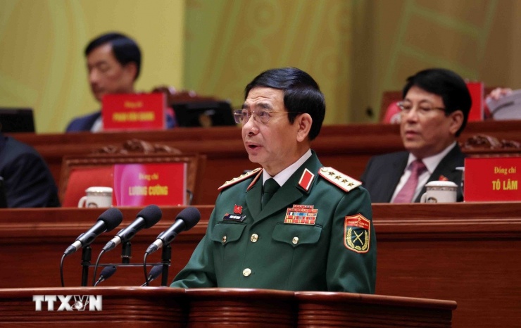 Đại tướng Phan Văn Giang, Ủy viên Bộ Chính trị, Phó Bí thư Quân ủy Trung ương, Bộ trưởng Bộ Quốc phòng, tham luận về vấn đề “Xây dựng Quân đội nhân dân cách mạng, chính quy, tinh nhuệ, hiện đại, làm nòng cốt xây dựng nền quốc phòng vững mạnh, hiện đại, gắn với nền an ninh nhân dân và thế trận lòng dân vững chắc.”