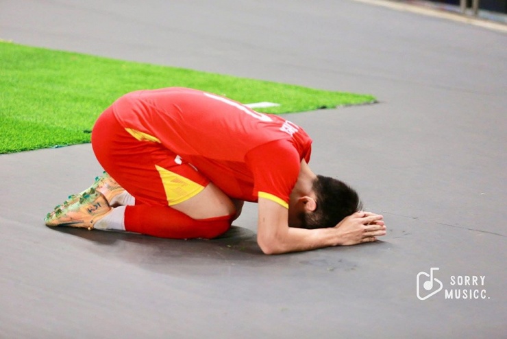 Cầu thủ Nguyễn Đình Bắc đăng hình quỳ gối cúi đầu kèm lời xin lỗi người hâm mộ. Ảnh: FBNV