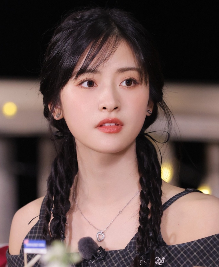 Người hâm mộ của Trương Vãn Ý viết tâm thư yêu cầu nhà sản xuất loại Thẩm Nguyệt ra khỏi dự án vì đóng dở, thành tích kém.