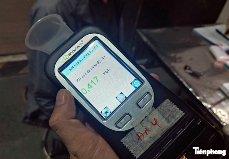 Hà Nội: Tài xế 'liêu xiêu' rời quán nhậu được CSGT dìu vào chốt lập biên bản - 3