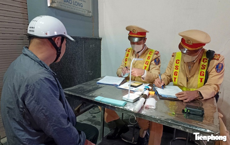 Tổ công tác lập biên bản đối với vi phạm của nam tài xế.