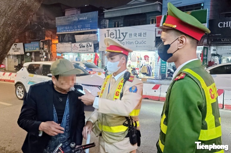 Nhiều tài xế xe đạp cũng được kiểm tra nồng độ cồn.