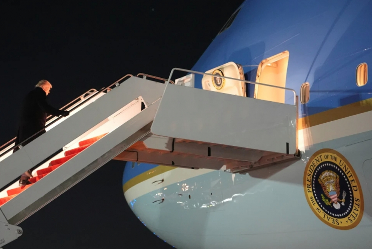 Chuyên cơ Không Lực Một chở Tổng thống Trump. Ảnh: AP