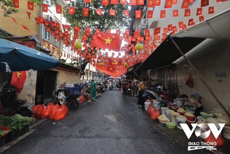 Hà Nội đang đẩy mạnh chiến dịch dẹp bỏ chợ cóc, chợ tạm để trả lại không gian văn minh cho vỉa hè và lòng đường. (Ảnh: Quang Hùng)