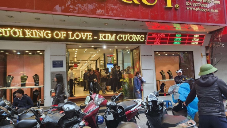 Người mua vàng xếp hàng dài tại cửa hàng vàng Phú Quý trên phố Trần Nhân Tông ngày 21/1. Ảnh: Thái Nguyễn
