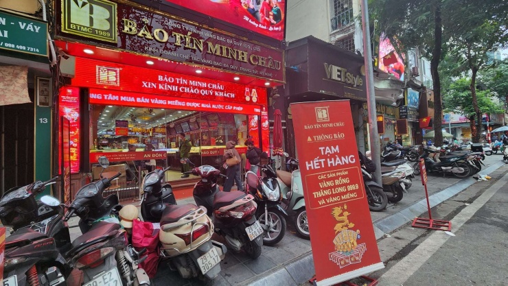 Bảo Tín Minh Châu tiếp tục hết hàng ngay trong buổi sáng do nhu cầu mua quá lớn. Ảnh: Thái Nguyễn