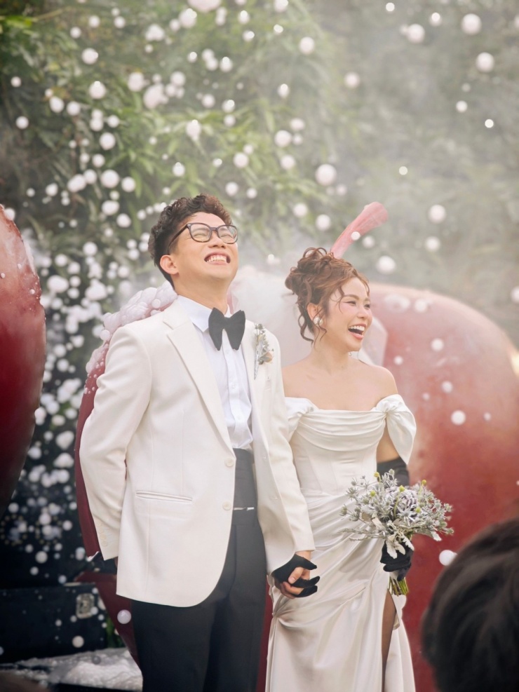 Sau lễ cưới tại Khánh Hòa và quê nhà chú rể ở Bình Phước, họ tổ chức tiệc cưới, mời nhiều bạn bè, đồng nghiệp showbiz tham dự, tối 20/1. Cô dâu, chú rể làm các nghi thức ở không gian sân vườn, sau đó là phần tiệc bên trong một nhà hàng.