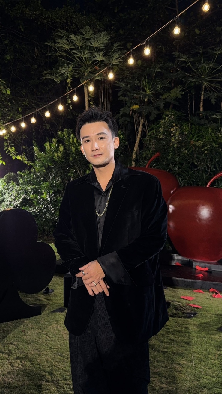 Ca sĩ Chí Thiện nói sắp xếp công việc, không nhận show để dự tiệc mừng cùng Trương Thảo Nhi. Gần đây, anh gây chú ý khi quay lại làng nhạc khi phát hành Mình yêu nhau xong rồi, kết hợp Thanh Ngọc.