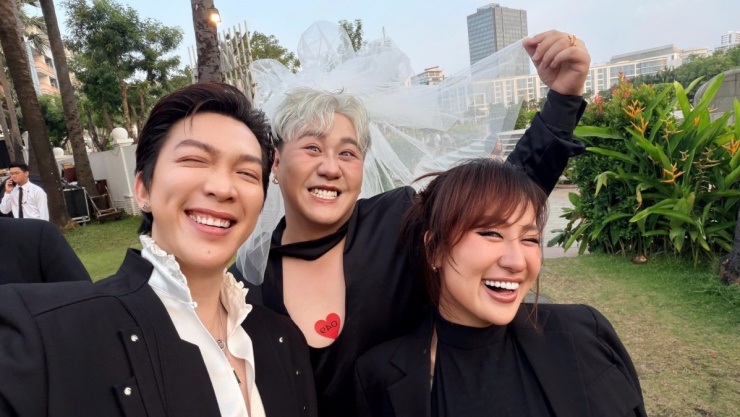 Trung Quân Idol (giữa) quen thân cô dâu từ lúc mới vào nghề, đến nay hơn 10 năm. Ở phần lễ cưới, anh làm MC dẫn dắt chương trình.