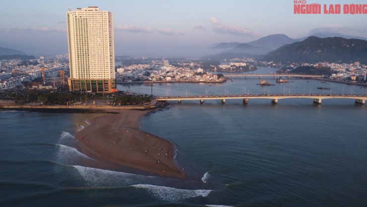 Cồn cát xuất hiện ở cửa biển Nha Trang