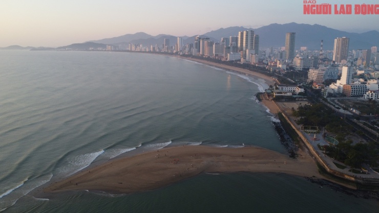 Cồn cát lạ xuất hiện ở cửa biển Nha Trang thu hút du khách tham quan - 3