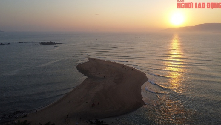 Cồn cát lạ xuất hiện ở cửa biển Nha Trang thu hút du khách tham quan - 2