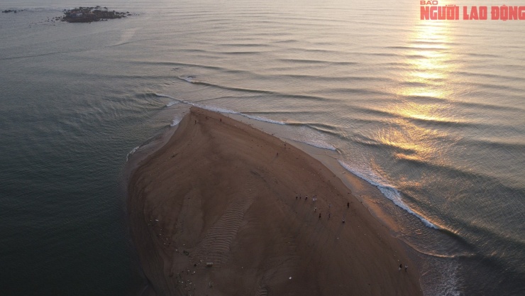 Cồn cát xuất hiện ở cửa biển Nha Trang