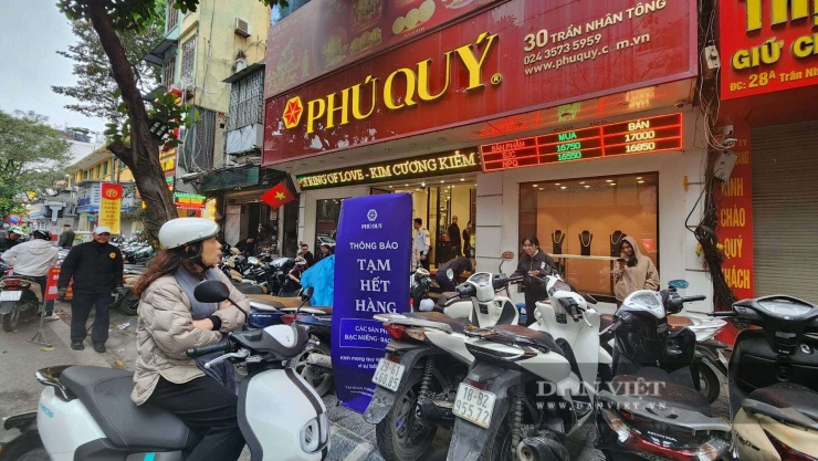 Cửa hàng Phú Quý trên đường Trần Nhân Tông (Hà Nội) tạm hết hàng. Ảnh NT