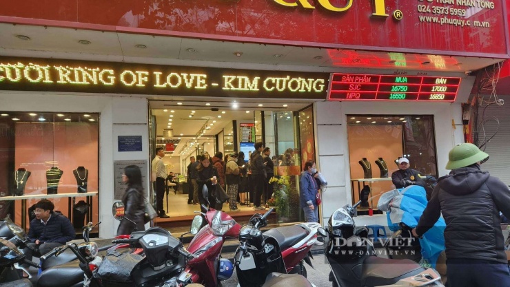 Nhu cầu mua bạc của người dân tăng mạnh. Ảnh NT