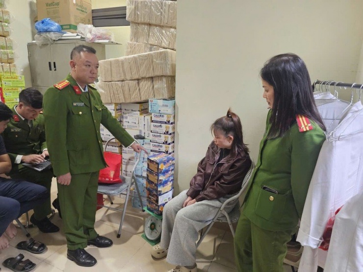 Lực lượng chức năng phát hiện Trần Thị Bích Phương tàng trữ pháo hoa.