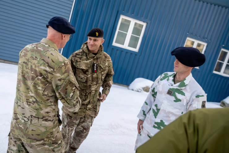 Tư lệnh Đan Mạch&nbsp;Soren Andersen trò chuyện với binh lính tham gia cuộc tập trận ở Nuuk, Greenland hôm 16/1. Ảnh: Reuters.